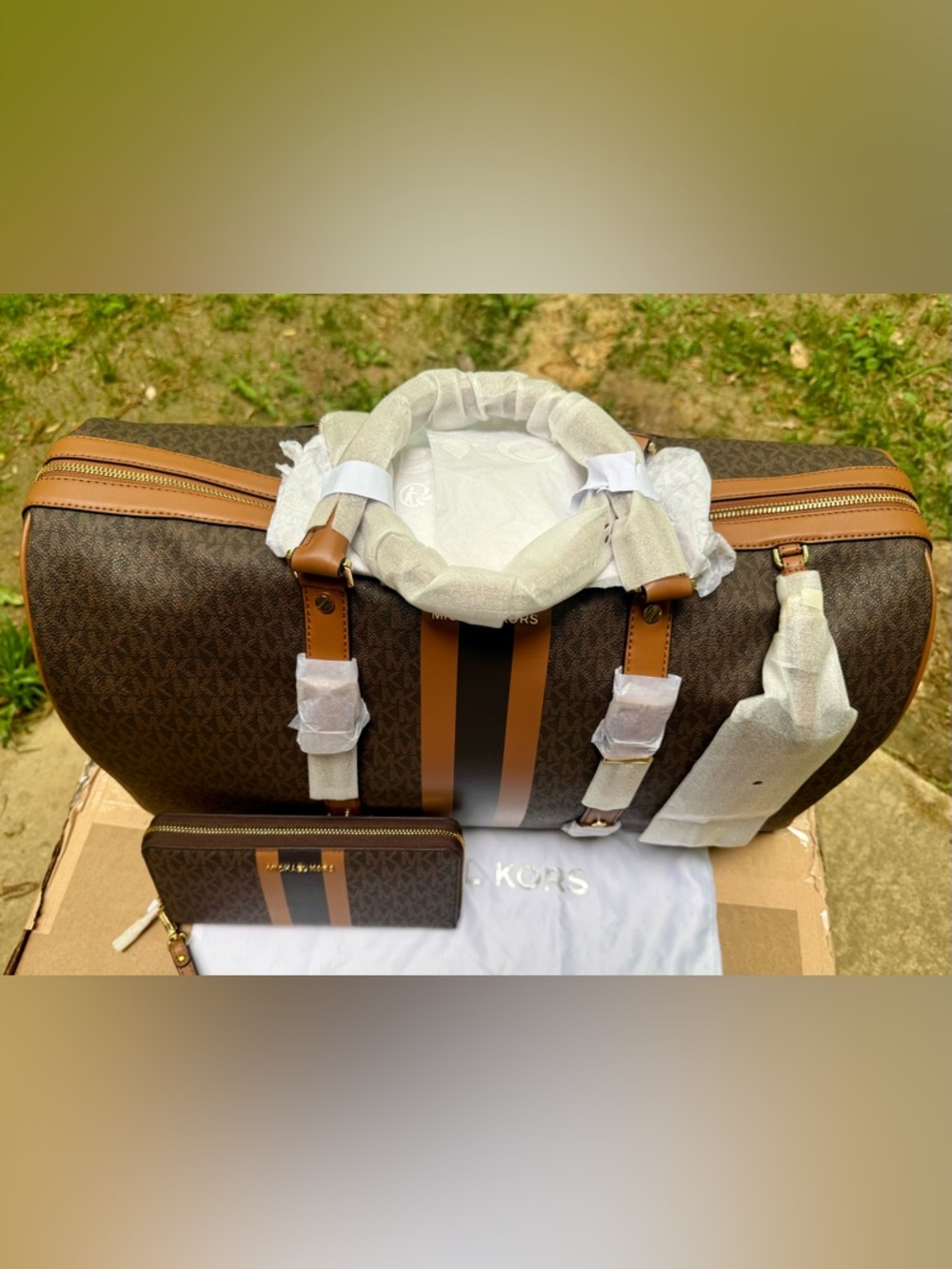 Michael Kors Brown & Black Stripe Bedford XLTravel Duffle & Matching wristlet - Picture 3 of 16